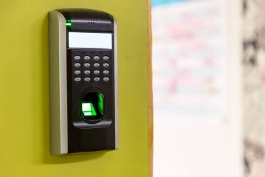 Makine güvenliği konsepti ve güvenliği parmak taraması. Makine konseptine el taraması yapmaya odaklan. İş adamı el taraması makina, teknoloji konsepti veya iş konsepti.