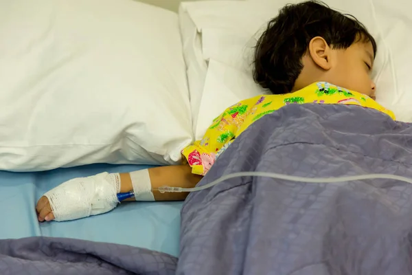 Маленький Мальчик Прикрепляет Внутривенную Трубку Руке Пациента Больничной Койке Ребенок — стоковое фото