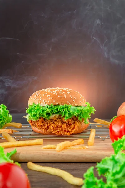 Hemberger Kızarmış Tavuk Lezzetli Hamburgerler Lezzetli Fast Food Veya Abur — Stok fotoğraf