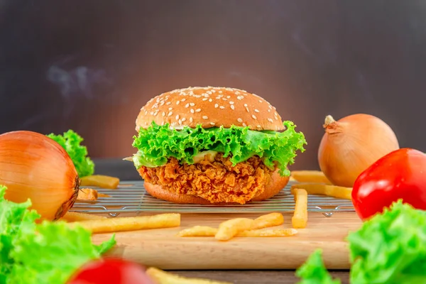 Hemberger Kızarmış Tavuk Lezzetli Hamburgerler Lezzetli Fast Food Veya Abur — Stok fotoğraf