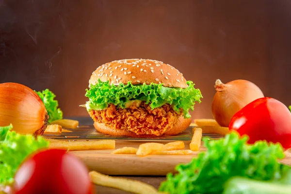 Hemberger Kızarmış Tavuk Lezzetli Hamburgerler Lezzetli Fast Food Veya Abur — Stok fotoğraf