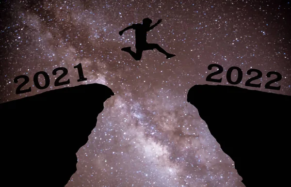 2021年至2022年间 一个年轻人带着星星跳过夜空 穿过山丘轮廓的缝隙 看到了五彩斑斓的夜空 2021年新年快乐 银河路 — 图库照片