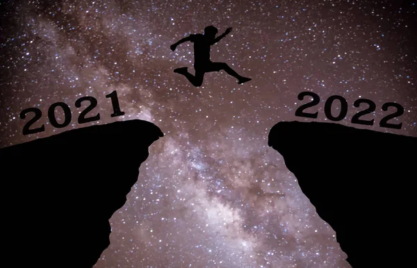 Hombre Joven Saltar Entre 2021 2022 Años Sobre Cielo Nocturno — Foto de Stock