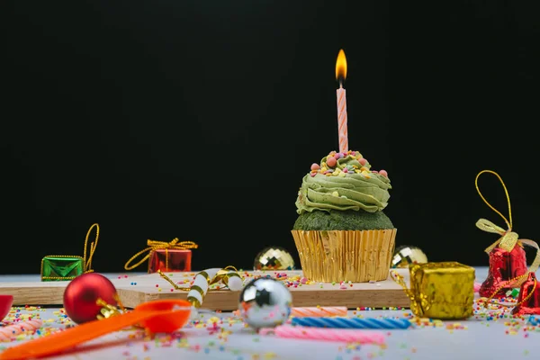 Födelsedag Muffins Med Ett Ljus Cupcake Med Grädde Och Strössel — Stockfoto