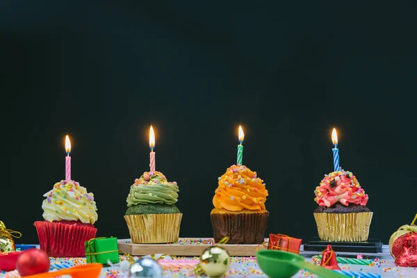 Födelsedag Muffins Med Ett Ljus Cupcake Med Grädde Och Strössel — Stockfoto