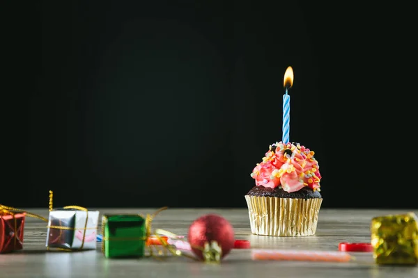 Födelsedag Muffins Med Ett Ljus Cupcake Med Grädde Och Strössel — Stockfoto