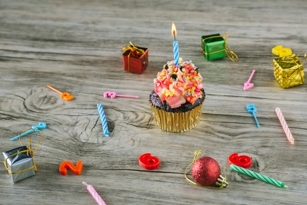 Födelsedag Muffins Med Ett Ljus Cupcake Med Grädde Och Strössel — Stockfoto