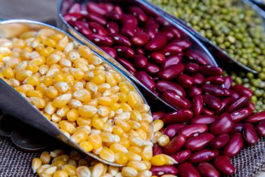 Kaşık ahşap arka planda kırmızı fasulye taneleri. Kırmızı fasulye ya da kaşıkta fasulye..