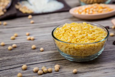 Organik, sarı mung fasulyelerini patlamada parçaladı. Yeşil gram kabuklu tohumlar, Mung dahl kurutulmuş gıda malzemeleri. Geleneksel Hint kızartması..