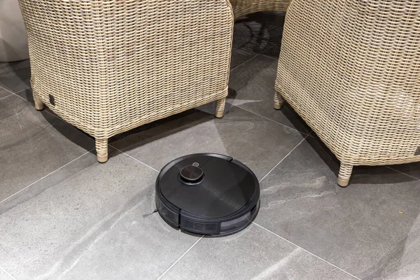 Robotic Vacuum Cleaner Floor Smart Cleaning Technology Пылесос Робота Удаляет — стоковое фото