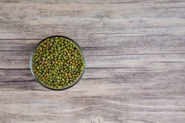 Ahşap masada organik fasulye. Taze fasulye, kuru fasulye. Vejetaryen hammaddesi organik çiftlik taze yeşil fasulye.