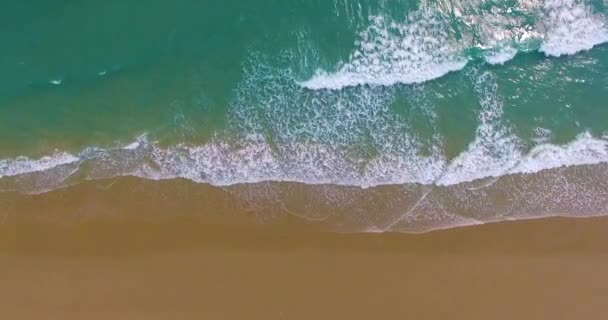 Вид Сверху Воздуха Беспилотника Потрясающего Красивого Морского Ландшафтного Пляжа Бирюзовой — стоковое видео