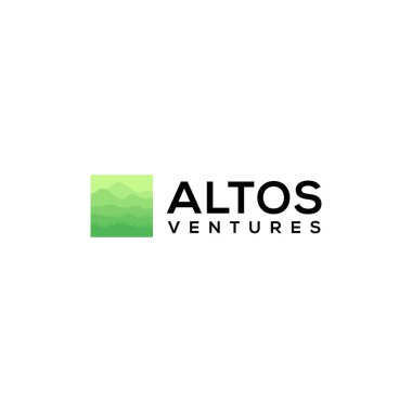 Bir dağ yamacında çam ağacı olan manzaranın tasviri