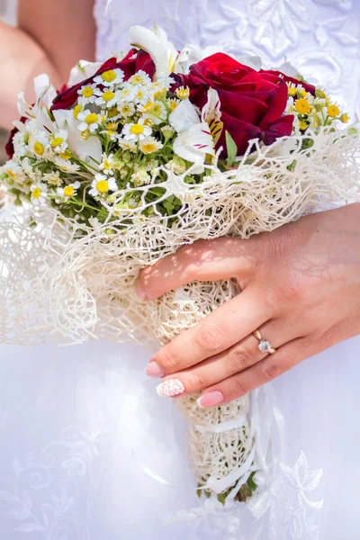 Feliz novia y novio en su boda abrazos —  Fotos de Stock