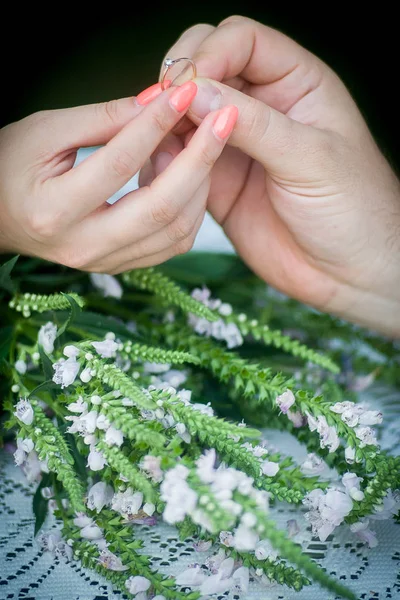 Decoración de la boda, signo, verano, brazo, espalda, conceptos, abrazo, salud —  Fotos de Stock