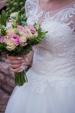 Damatlar elini tutarak gelinler wirst ihale, çiçek, yeni evli, kilise Close-up