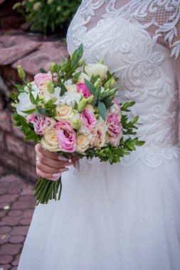 Damatlar elini tutarak gelinler wirst ihale, çiçek, yeni evli, kilise Close-up