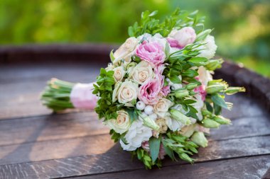 Damatlar elini tutarak gelinler wirst ihale, çiçek, yeni evli, kilise Close-up