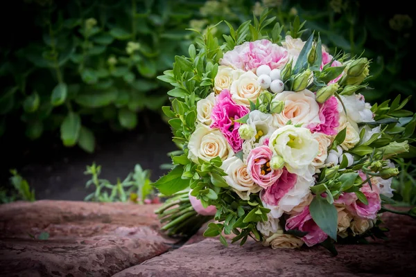 Close-up de noivos mão segurando noivas wirst concurso, flor, recém-casados, igreja — Fotografia de Stock