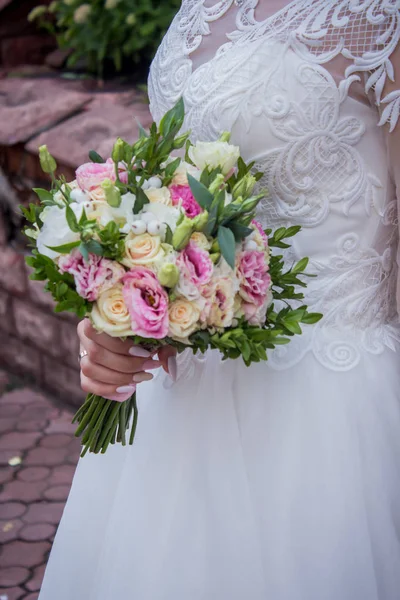 Damatlar elini tutarak gelinler wirst ihale, çiçek, yeni evli, kilise Close-up