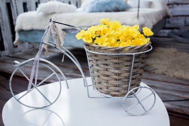 Gelin ve damat yakınındaki beyaz vintage Bisiklet