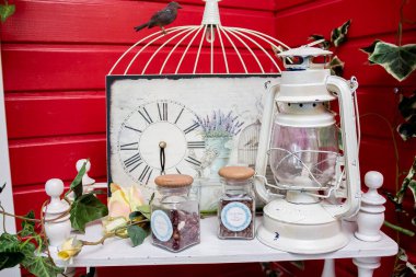 Gelin ve damat yakınındaki beyaz vintage Bisiklet