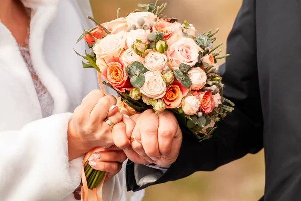 Nevěsta a ženich v čistém oblečení na lavičce — Stock fotografie