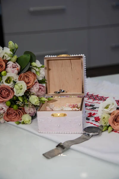 美しいバラと結婚指輪の花束 — ストック写真