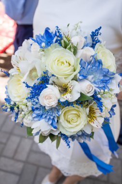 Güzel, modern düğün buketi beyaz masada
