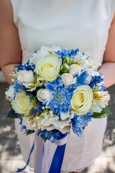 Krásná moderní svatební kytice na bílém stole — Stock fotografie