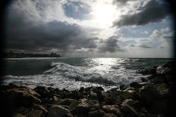 Sadece ayakta ve suya bakan tarafından deniz geçemez.
