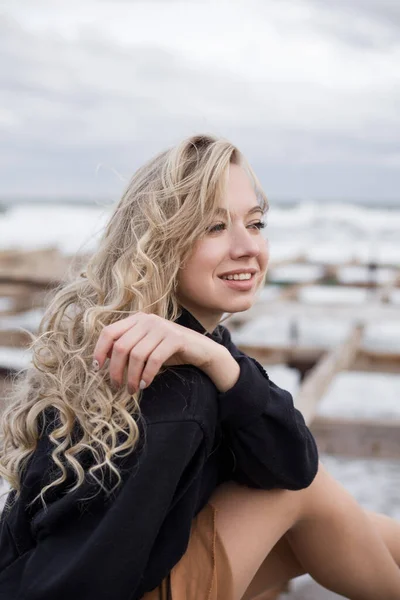 Hermosa Joven Sobre Fondo Del Mar Foto Retrato Rubia Otoño — Foto de Stock