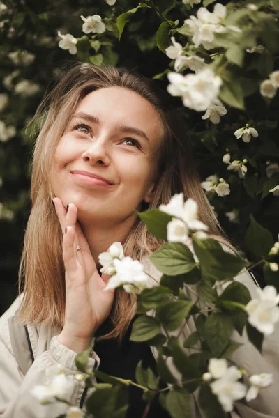 Portré Fotó Egy Gyönyörű Szőke Lányról Fehér Virágok Hátterében Gyönyörű — Stock Fotó