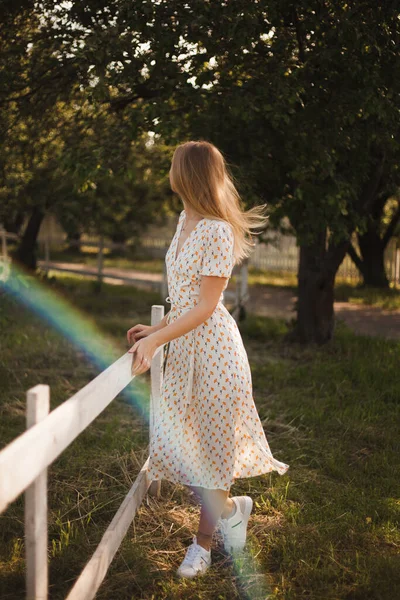 Menina Vestido Branco Andando Natureza Loira Movimento Uma Fazenda Uma — Fotografia de Stock