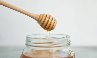 Bal, bal kaşığından kavanoza akar. Tatlı Balım.