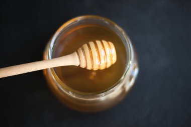 Bal, bal kaşığından kavanoza akar. Tatlı Balım.