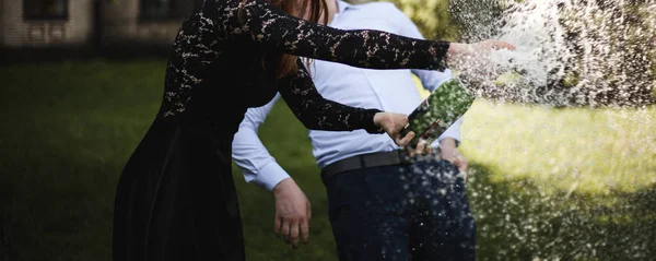 Glada Unga Par Öppna Förlovningsflaska Champagne — Stockfoto
