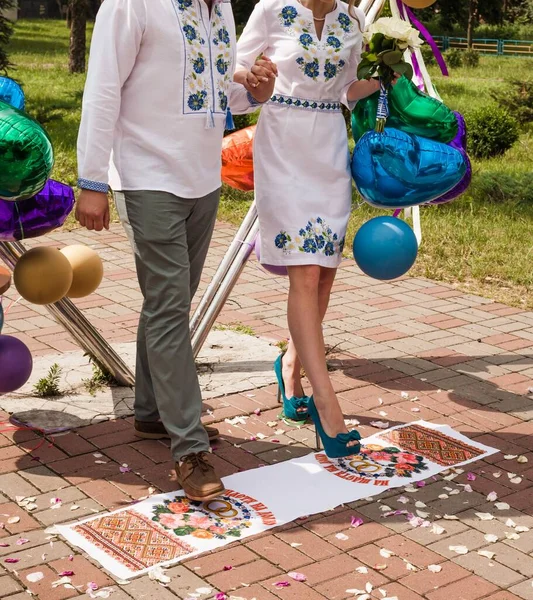 Bruden Och Brudgummen Vid Altaret Traditionellt Ukrainskt Bröllop Man Och — Stockfoto