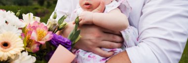 Babalar Günü. Bir adam kucağında bir bebek tutuyor. Bebeğin ve babanın yakın plan fotoğrafı.