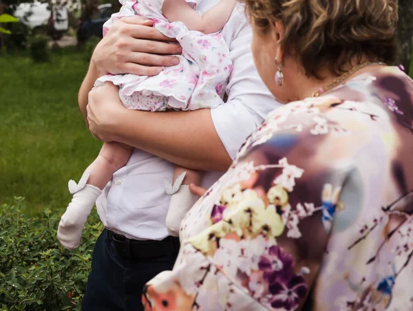 Día Del Padre Hombre Sostiene Niño Sus Brazos Abuela Juega — Foto de Stock