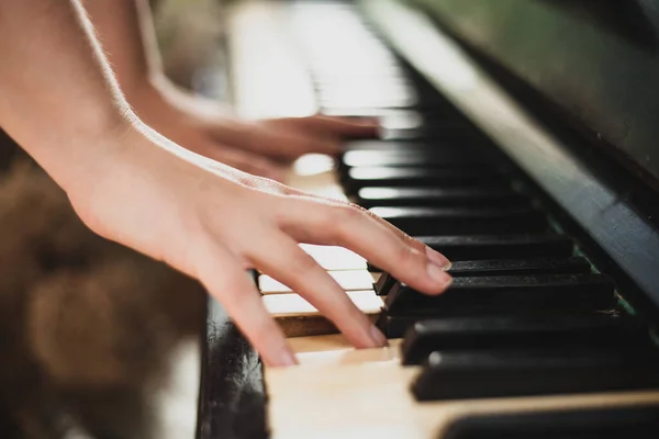 这个女孩弹钢琴 大张旗鼓地拍照 一架旧钢琴的背景图片 古典键 — 图库照片