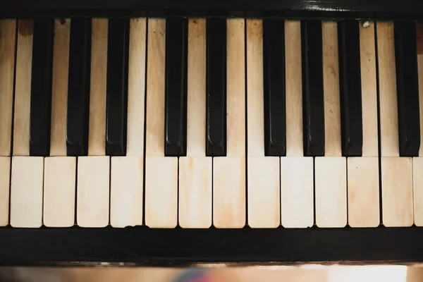 Bulanık Arkaplanı Olan Piyano Klavyesine Yakın Plan — Stok fotoğraf