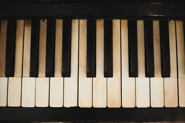 Bulanık Arkaplanı Olan Piyano Klavyesine Yakın Plan — Stok fotoğraf