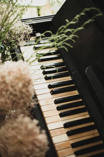 Close Van Piano Toetsenbord Met Wazige Achtergrond — Stockfoto