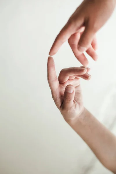 Aynadaki kızın güzel elleri. Beyaz arka planda nazikçe çekilmiş eller. Metin ve arkaplan resmi için boşluk