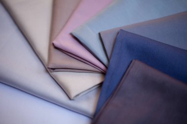 Farklı dokulardan oluşan çok renkli kumaş parçalarının renkli arkaplanı, seçilecek renk örnekleri