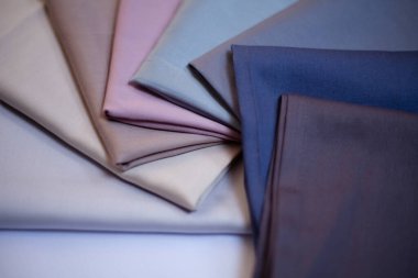 Farklı dokulardan oluşan çok renkli kumaş parçalarının renkli arkaplanı, seçilecek renk örnekleri