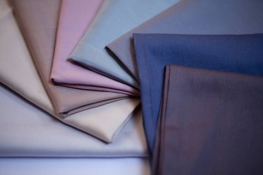 Farklı dokulardan oluşan çok renkli kumaş parçalarının renkli arkaplanı, seçilecek renk örnekleri