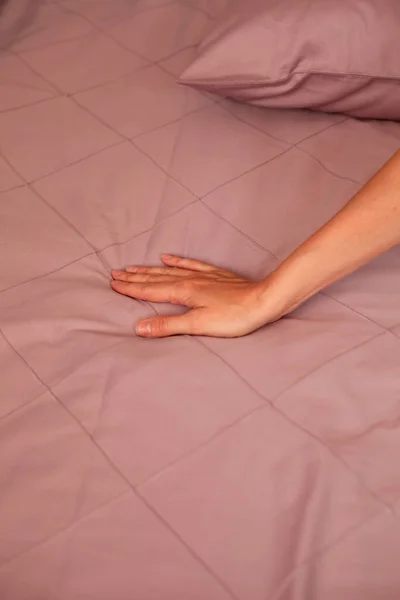 Vrouwelijke Hand Achtergrond Van Een Roze Bed Close Foto — Stockfoto