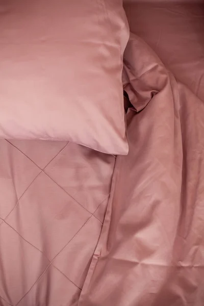 Onopgemaakt Leeg Bed Beddengoed Roze — Stockfoto